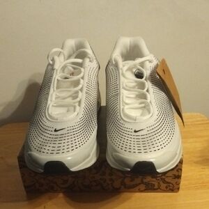 New Men's Nike White and Black Air Max Shoes Size 12
